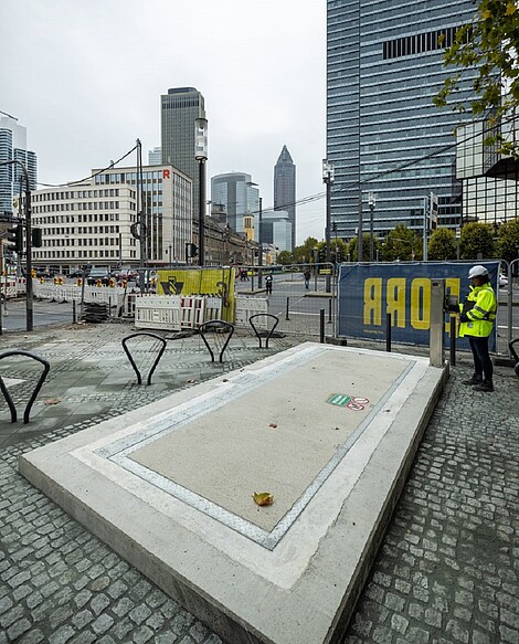 Mann in gelber Warnweste vor einem geschlossenem Bodentor in Frankfurt am Main am Platz der Republik